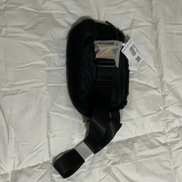 NWT Lululemon Everywhere Fleece 1L Belt Bag Gold Hardware Strap Black New - Picture 5 of 8